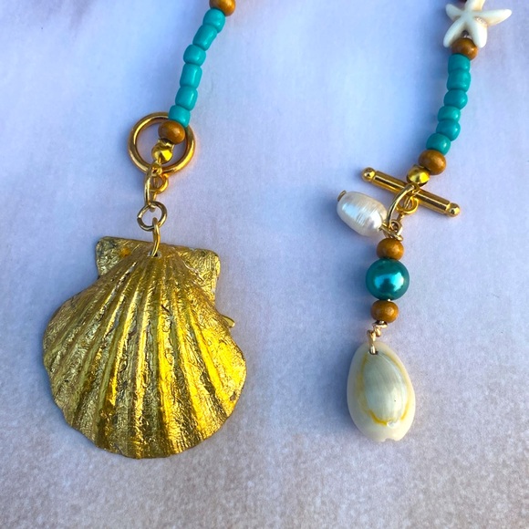 Natural Shell Gilded in Gold Leaf with a Starfish-Freshwater Pearl Boho Necklace - Picture 6 of 7